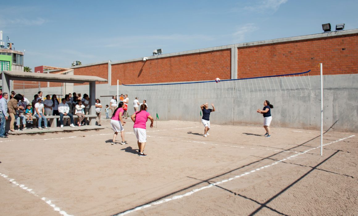 Entrega Renace SLP cancha de voleibol de playa a mujeres en La Pila
